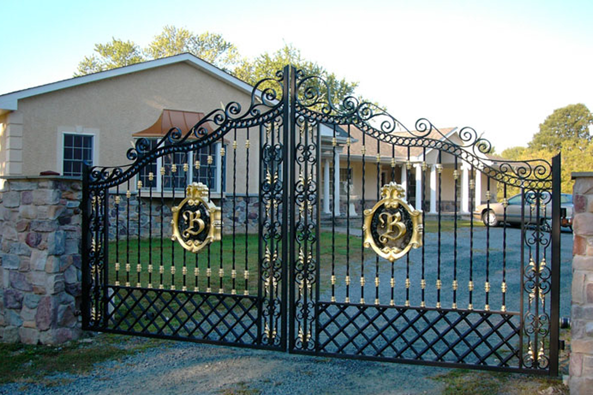 Квартира чугунные ворота. Кованые ворота. Красивые кованые заборы. Кованый забор с воротами. Красивый металлический забор.